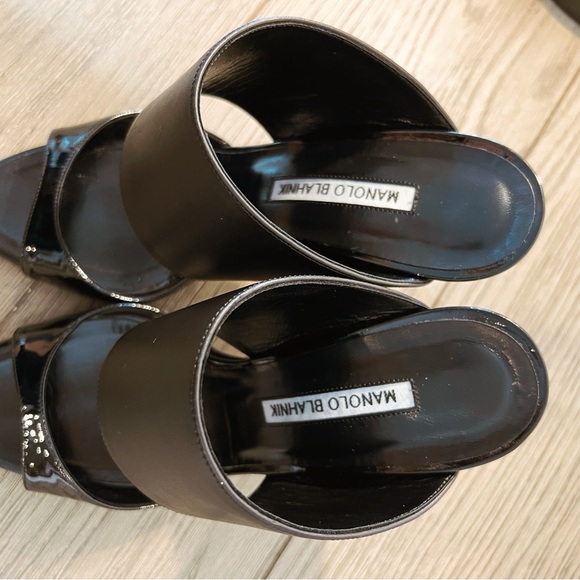 Manolo Blahnik Ripta Wide-Band Patent Pump (37.5) - Picture 8 of 15